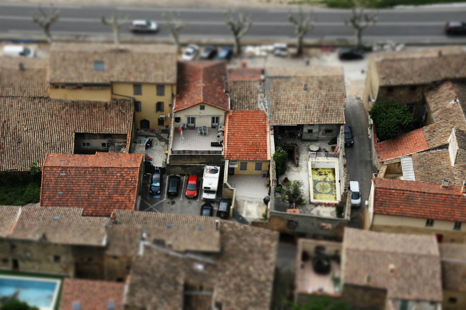 Vue aérienne des toits provençaux de Mornas, France